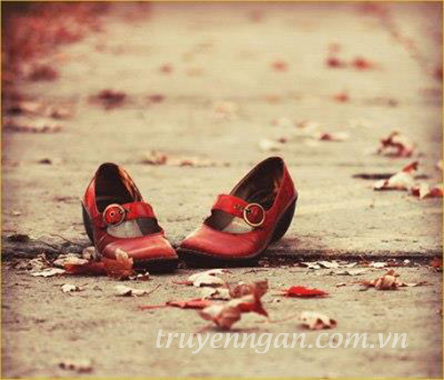Cô gái đi giày đỏ