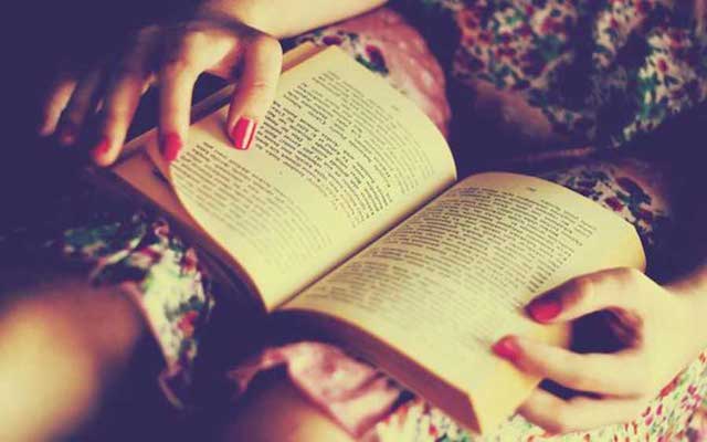 Tại sao bạn nên hẹn hò với một cô nàng ham đọc sách